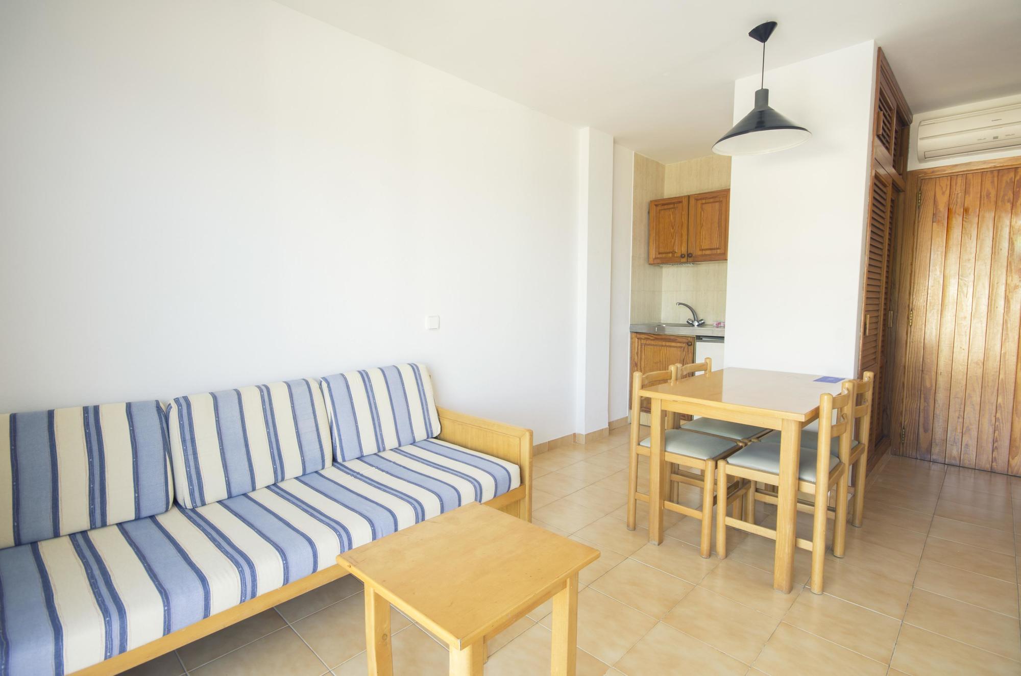 Aparthotel Wi-Ki-Woo (Adults Only) à Sant Antoni de Portmany Extérieur photo