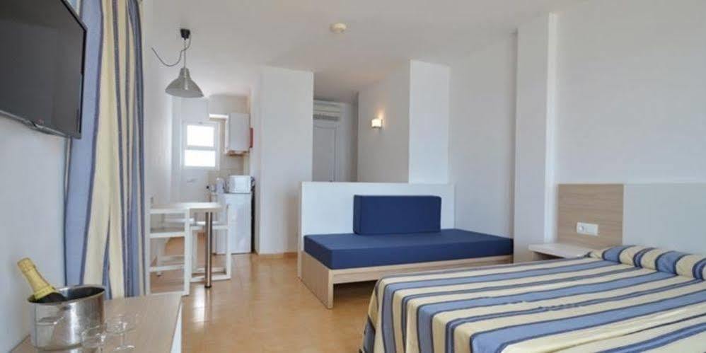 Aparthotel Wi-Ki-Woo (Adults Only) à Sant Antoni de Portmany Extérieur photo